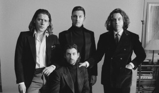 Οι Arctic Monkeys εξηγούν τη σύνδεση μεταξύ των δίσκων τους