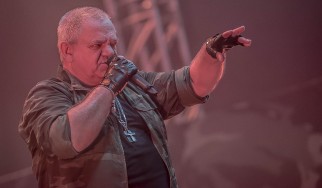 Ο Udo καθαρίζει και διασκευάζει το "We Will Rock You" των Queen