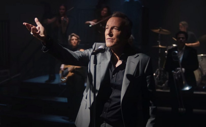 Δείτε τον Bruce Springsteen να διασκευάζει Commodores