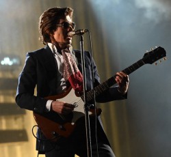 Οι Arctic Monkeys έπαιξαν ζωντανά το "A Certain Romance" έπειτα από μια δεκαετία