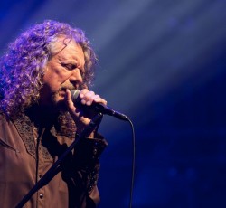 O Robert Plant τραγουδάει το "Stairway To Heaven" μετά από 16 χρόνια