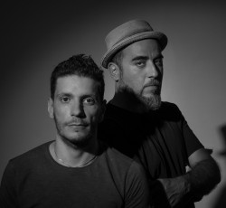 Οι A Monkey Shine παρουσιάζουν δύο τραγούδια από το  πρώτο τους  άλμπουμ 