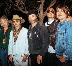 Διαμάχη επί σκηνής μεταξύ μελών των Brian Jonestown Massacre 