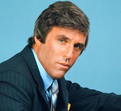 Έφυγε από τη ζωή πλήρης ημερών ο θρυλικός Burt Bacharach 