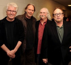 Neil Young, Graham Nash και Stephen Stills τιμούν τη μνήμη του David Crosby 