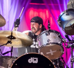 Ο Dave Grohl έδωσε στη δημοσιότητα την ζωντανή εκτέλεση του "Play" 