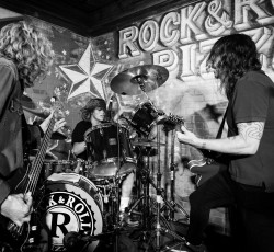 Dave Grohl και Shane Hawkins διασκευάζουν Led Zeppelin, Queen, AC/DC, κ.ά.