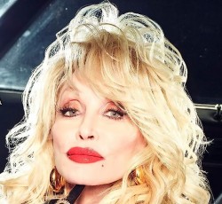 Η Dolly Parton διασκευάζει Queen