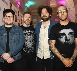 Με Rivers Cuomo των Weezer το νέο video των Fall Out Boy 