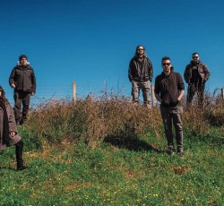 Ο Γιάννης Αγγελάκας και οι 100°C για δύο εμφανίσεις στο Piraeus Club Academy 