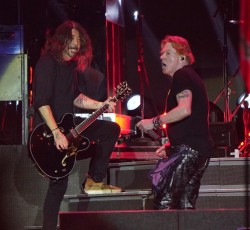 Guns N' Roses και Dave Grohl παίζουν μαζί το "Paradise City"