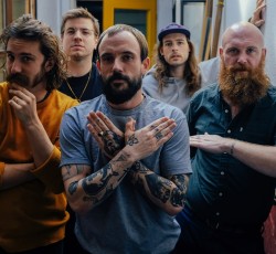 Και δεύτερη ημέρα για τους Idles στο Θέατρο Βράχων 