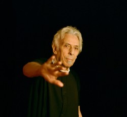 O John Cale στο Ηρώδειο μαζί με την Athens Philharmonia Orchestra 