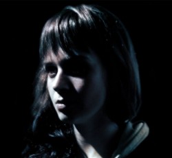 Ακούστε το καινούριο single της Julie Christmas