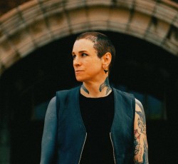 H Laura Jane Grace στην Αθήνα για μια συναυλία
