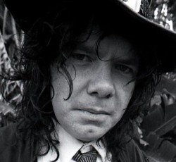 «Έφυγε» ο Αυστραλός τραγουδοποιός και ιδρυτικό μέλος των Wet Taxis, Louis Tillett 