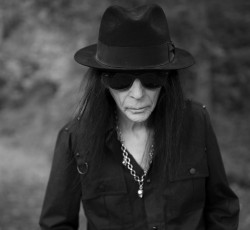 Πρώτος προσωπικός δίσκος για τον Mick Mars των Mötley Crüe 