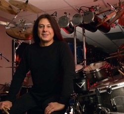 Πληροφορίες για το προσωπικό ντεμπούτο του Mike Mangini 