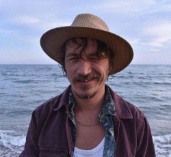 Ο Moa Bones κυκλοφόρησε το δεύτερο single από το επερχόμενο άλμπουμ "Gimme A Hand" 