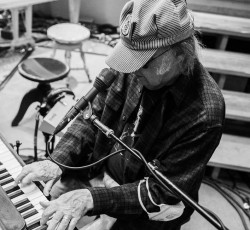 Νέο άλμπουμ ανακοίνωσε ο Neil Young 