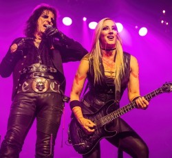 Με Alice Cooper το νέο single της Nita Strauss 