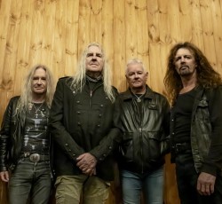 Δεύτερος δίσκος διασκευών από τους Saxon