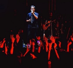 Καλοκαιρινή περιοδεία και μεγάλη συναυλία στη Ριζούπολη για τον Θανάση Παπακωνσταντίνου 