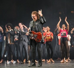 O Tony Iommi παίζει το "Paranoid" σε παράσταση μπαλέτου αφιερωμένη στους Black Sabbath