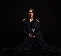 H Chelsea Wolfe κυκλοφόρησε το "Everything Turns Blue" 