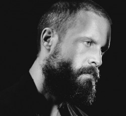 O Father John Misty ανακοίνωσε την άφιξη "Mahashmashana"