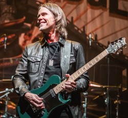 O Myles Kennedy κυκλοφόρησε το "Saving Face" 