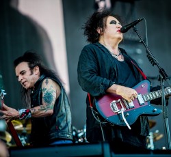 Οι Cure κυκλοφόρησαν το "A Fragile Thing" 