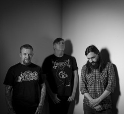 Νέο δίσκο έπειτα από οκτώ χρόνια ανακοίνωσαν οι Whores. 