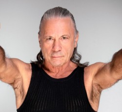 Η περιοδεία του Bruce Dickinson ξεκίνησε με δύο συναυλίες στο θρυλικό Whisky A Go Go 