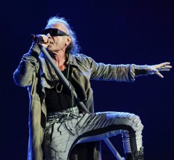 O Bruce Dickinson για το συμβάν με τη φωτοβολίδα στο ΟΑΚΑ 