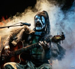 Οι Dirty Granny Tales συνεχίζουν τις παραστάσεις του "The Philanthropist" στο θέατρο Ροές 