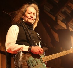 Ο Jake E. Lee δέχθηκε πυροβολισμούς στο Las Vegas 