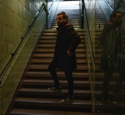 Ζωντανή παρουσίαση του "Monsters" από τον Jon Voyager