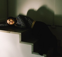 H Julia Holter αποκάλυψε το "The Laugh Is In The Eyes" 