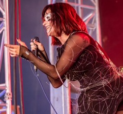 Η Julie Christmas στην Αθήνα για μία εμφάνιση