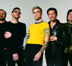 Ακούστε το "Fatal Deluxe" από τους L.S. Dunes