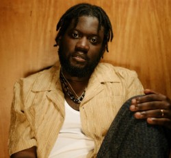 Ο Michael Kiwanuka ανακοίνωσε την άφιξη του "Small Changes"