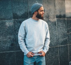 4 men's urban style outfits με επώνυμα ανδρικά φούτερ 