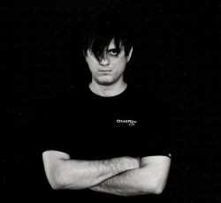 Ο Tony Bluebird επέστρεψε τα μεσάνυχτα του Halloween με "Το Στοιχειωμένο Ε.Ρ." 