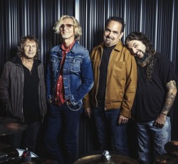 Επικών διαστάσεων live άλμπουμ από τους Transatlantic 