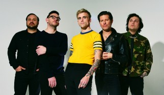 Ακούστε το "Fatal Deluxe" από τους L.S. Dunes