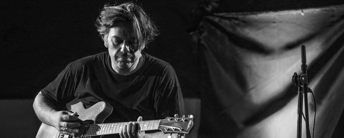 Ακούστε το "Μουσική Από Την Σπασμένη Φλέβα" του Μπάμπη Παπαδόπουλου