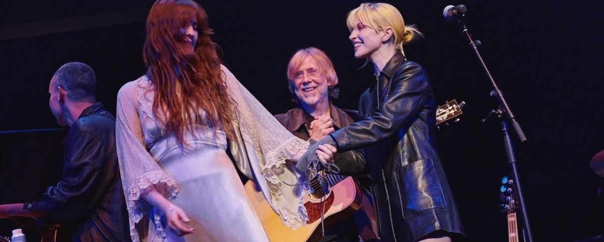 Florence Welch και Hayley Williams διασκευάζουν Judee Still