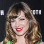 Η σύζυγος του μπασίστα των Weezer πυροβολήθηκε από αστυνομικούς