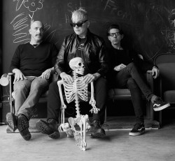 Οι Alkaline Trio αποκάλυψαν το "Bleeding Out"